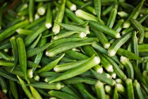 Gros plan de la pile de légumes verts frais — Photo de stock