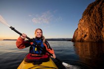 Donna kayak nel lago tranquillo — Foto stock