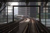 Blick auf Schwebebahn und Zug vom Bahnhof, Kuala Lumpur, Malaysia — Stockfoto
