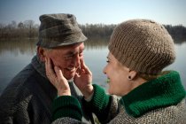 Coppia anziana donna toccare il viso dell'uomo — Foto stock