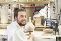 Töpfer arbeitet in Keramik-Werkstatt an Vase — Stockfoto