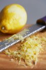 Peau de citron râpée — Photo de stock