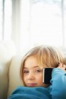 Mädchen telefoniert mit Smartphone — Stockfoto