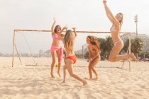 Молоді жінки грають у волейбол на пляжі — стокове фото