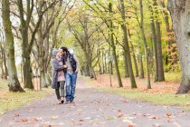 Paar spaziert gemeinsam in Park — Stockfoto