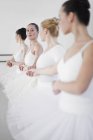 Танцюристи балету тримають руки в студії — стокове фото