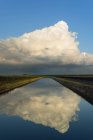 Malerischer Blick auf Wolken, die sich im Fluss spiegeln, Niederlande — Stockfoto