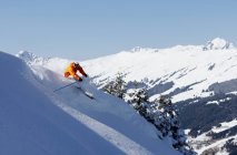Homem esquiando declive abaixo — Fotografia de Stock