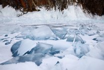 Gelo e rocha quebrados, Lago Baikal, Ilha Olkhon, Sibéria, Rússia — Fotografia de Stock