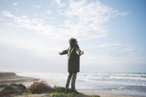 Человек на ветреных дюнах с распростертыми объятиями, Сорсо, Сассари, Сардиния, Италия — стоковое фото