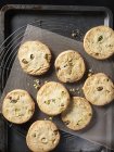 Vista dall'alto del pistacchio croccante e biscotti alle mandorle sulla teglia — Foto stock