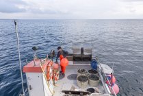 Visão de alto ângulo do pescador preparando barco — Fotografia de Stock