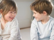 Bambini che sorridono insieme al chiuso — Foto stock