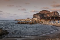 Playa y mar Mediterráneo, Cefalú, Palermo, Sicilia, Italia - foto de stock