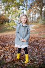 Portrait de fille portant des ailes de fée dans le parc — Photo de stock