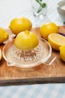 Лимони з ручним соковижималкою — стокове фото