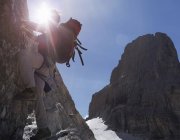 Scalatore su parete rocciosa, Dolomiti di Brenta, Italia — Foto stock