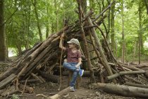Menina sentada perto de log camp na floresta, Amsterdã, Holanda — Fotografia de Stock
