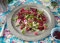 Крупный план салата из свеклы и ягод — стоковое фото