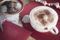 Café, cartão de convite e chocolate revestido de coco — Fotografia de Stock