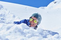 Мальчик играет на снегу, Шамони, Франция — стоковое фото