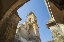 Vue en arc à angle bas de la tour de Medina Sidonia chuch, Andalousie, Espagne — Photo de stock