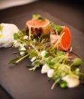 Тарілка насіннєвого лосося та салату — стокове фото