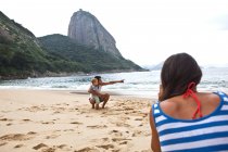 Отец и сын на пляже, Рио-де-Жанейро, Бразилия — стоковое фото