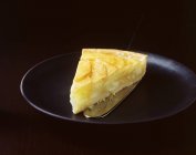 Rebanada de tarta de manzana servido en el plato - foto de stock