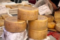 Vendita ruote di formaggio — Foto stock