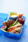 Aliments sains dans la boîte à lunch — Photo de stock