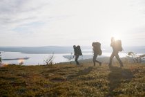 Escursionisti maschi che viaggiano con lo zaino in Lapponia, Finlandia — Foto stock