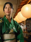 Jovem mulher vestindo roupas asiáticas tradicionais — Fotografia de Stock