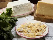 Pastas frescas con queso y espinacas - foto de stock