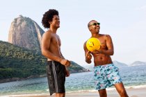 Zwei Freunde am Strand mit Volleyball, Rio de Janeiro, Brasilien — Stockfoto