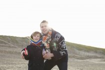 Mid adult man flying kite with son on beach, Bloemendaal aan Zee, Paesi Bassi — Foto stock