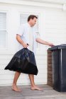 Homem tirando lixo, foco seletivo — Fotografia de Stock