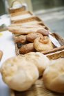 Brot zum Verkauf in Körben — Stockfoto