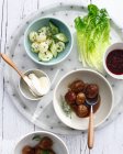 Plateau avec boulettes de viande suédoises et salade — Photo de stock