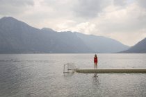 Jeune femme solitaire debout sur un quai, Bajova Kula, Monténégro — Photo de stock