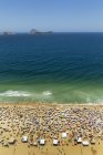 Ipanema Strand und Urlaubsmassen, Rio de Janeiro, Brasilien — Stockfoto