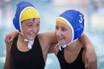 Портрет двух школьниц, играющих в водное поло — стоковое фото