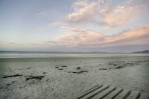 Playa vacía bajo el cielo nublado - foto de stock