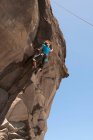 Bergsteiger erklimmt zerklüftete Klippe — Stockfoto