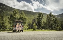Молодая женщина и девушка-турист, выглядывающие из багажника автомобиля, Красный дом, Монтана, США — стоковое фото