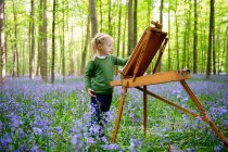Дівчина малює в лісі — стокове фото