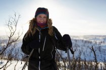 Усміхнена жінка Бігові лижі — стокове фото