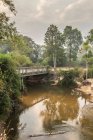 Puente sobre el río Siem Reap - foto de stock