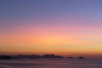 Vista desde la playa de Copacabana al amanecer Rio De Janeiro, Brasil - foto de stock