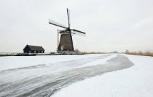 Windmühle in verschneiter Landschaft — Stockfoto
